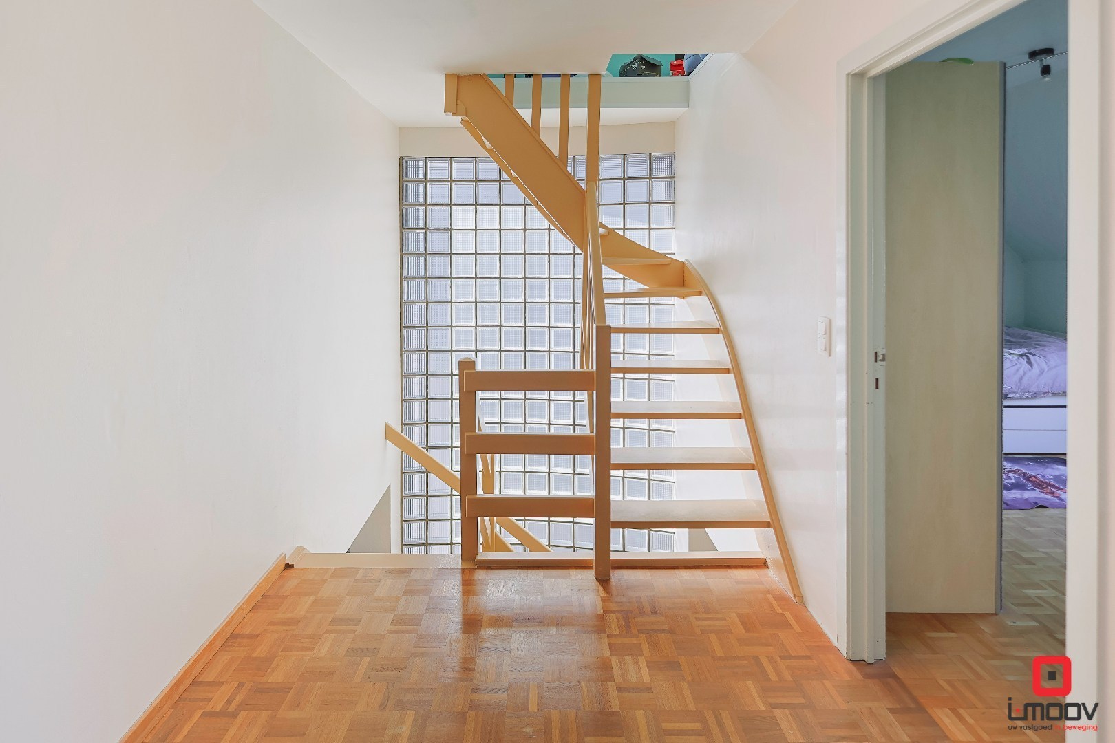 Lichtrijk en huiselijk triplexappartement met 4 slaapkamers en 2 garages te Gent 