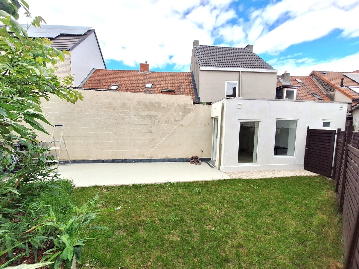 Instapklare woning te Harelbeke met 3 slaapkamers nabij het centrum ! 