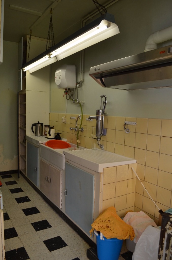 Ruime te renoveren woning met garage en tuin te centrum Eeklo 