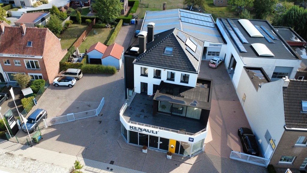 Showroom met werkplaats en appartement te koop in Wondelgem