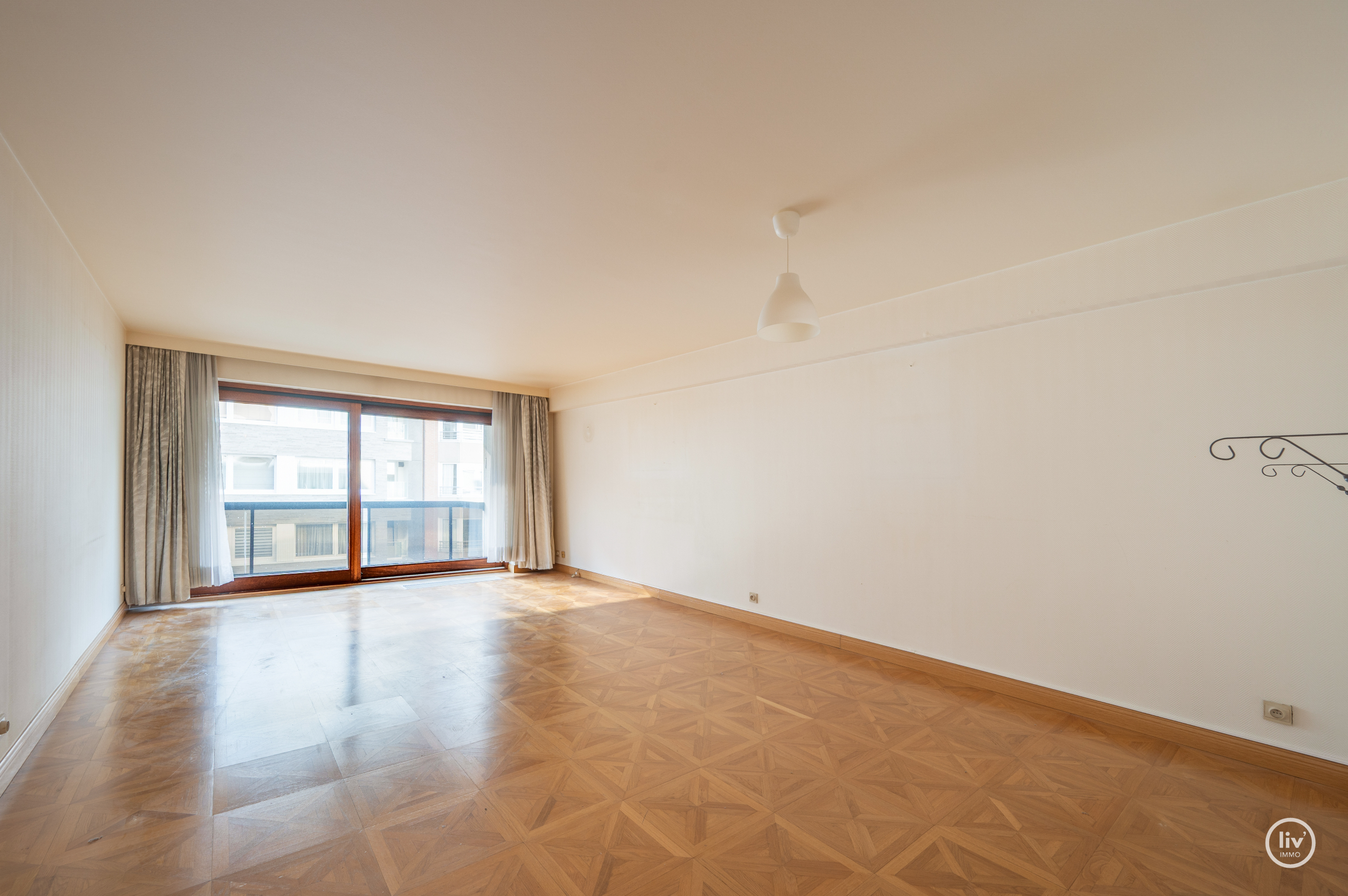 Ruim op te frissen appartement, gelegen op wandelafstand van de zee dichtbij de Lippenslaan. 
