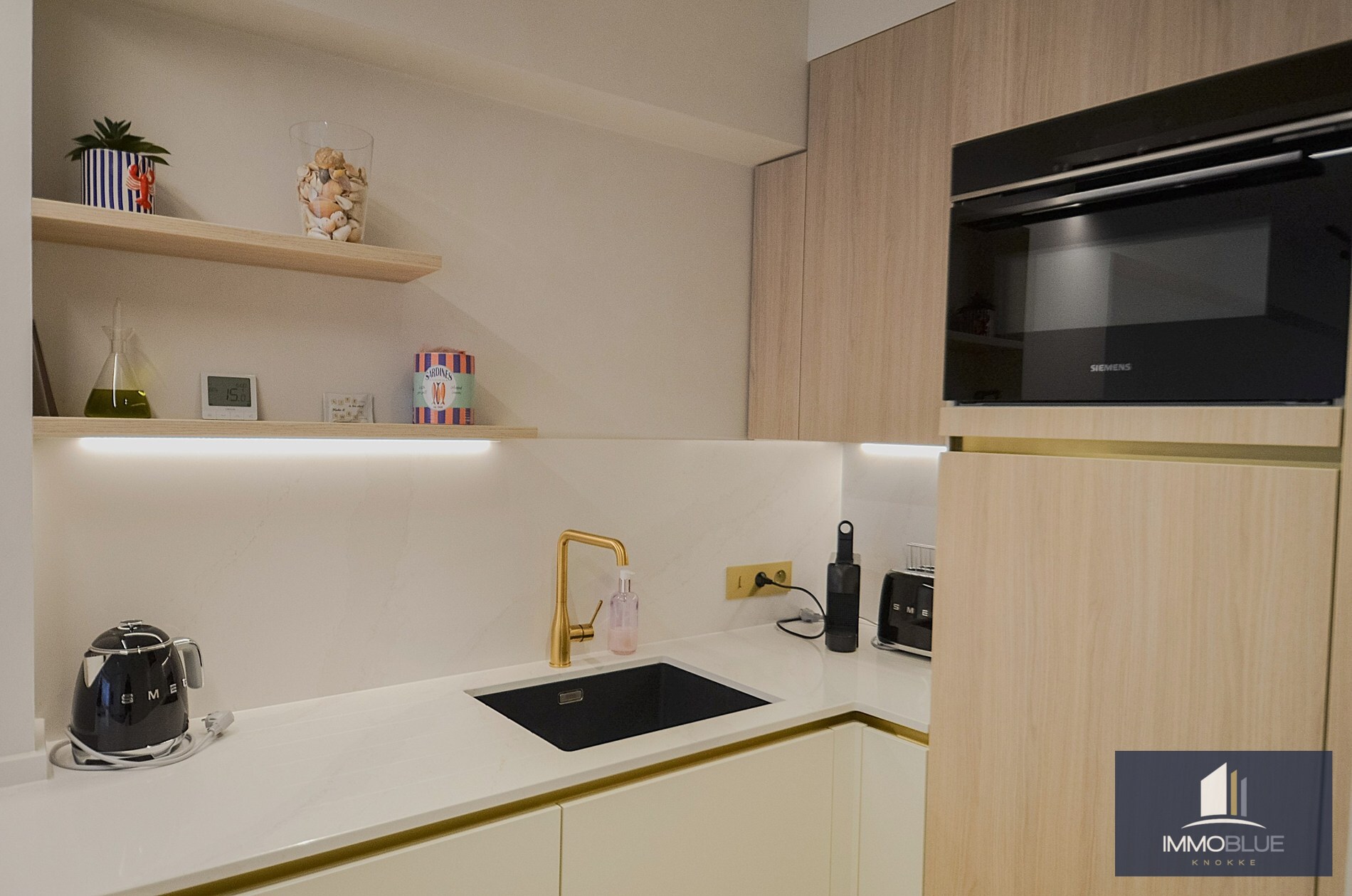 Appartement élégant entièrement rénové, à distance de marche de la mer et du centre commercial. 