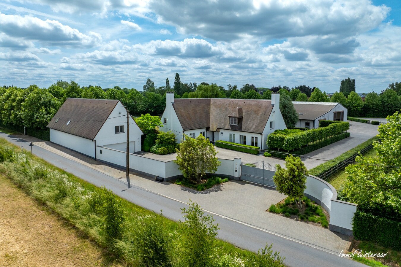 Beautiful villa with indoor and outdoor riding arenas on over 2.4 hectares in Ardooie 