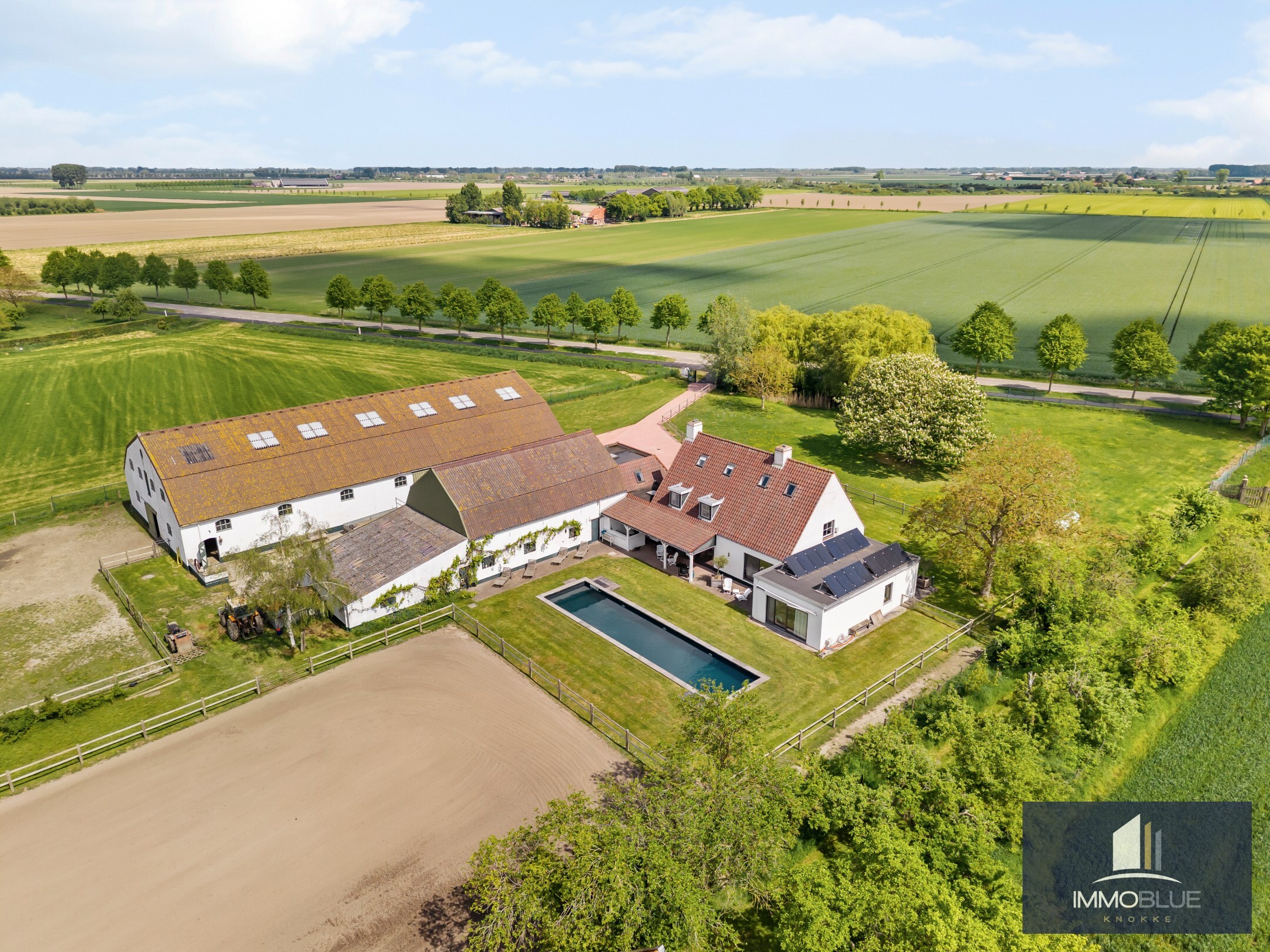 Domaine idylliquement situé avec maison rénovée, espace professionnel et installations équestres étendues. 