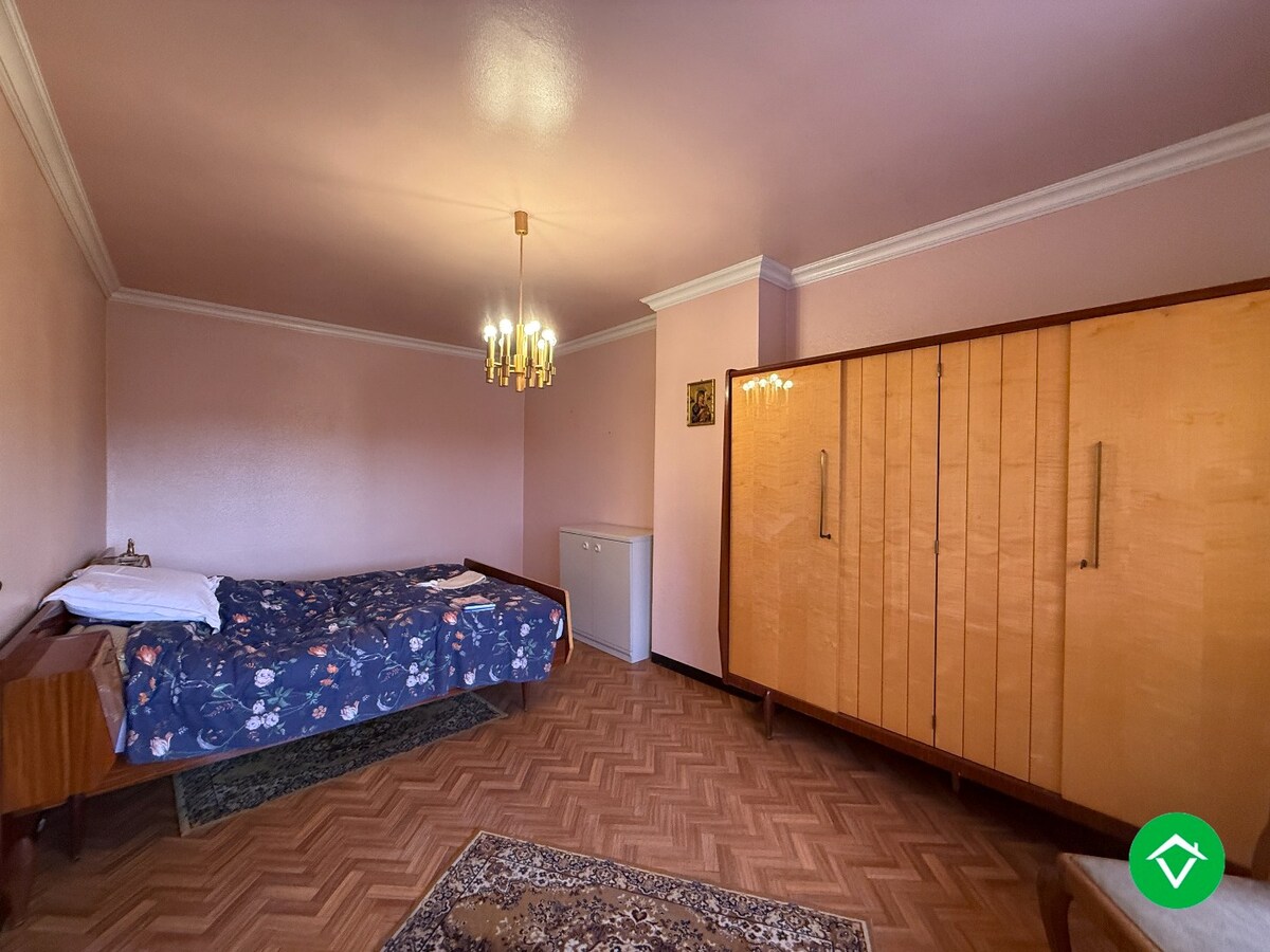 Karaktervolle, stevige woning met 4 slaapkamers, tuin en garage in centrum Roeselare 