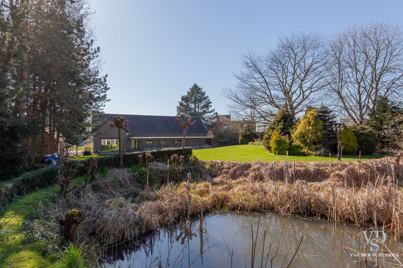 Exceptioneel landhuis met bijgebouw in groene omgeving 