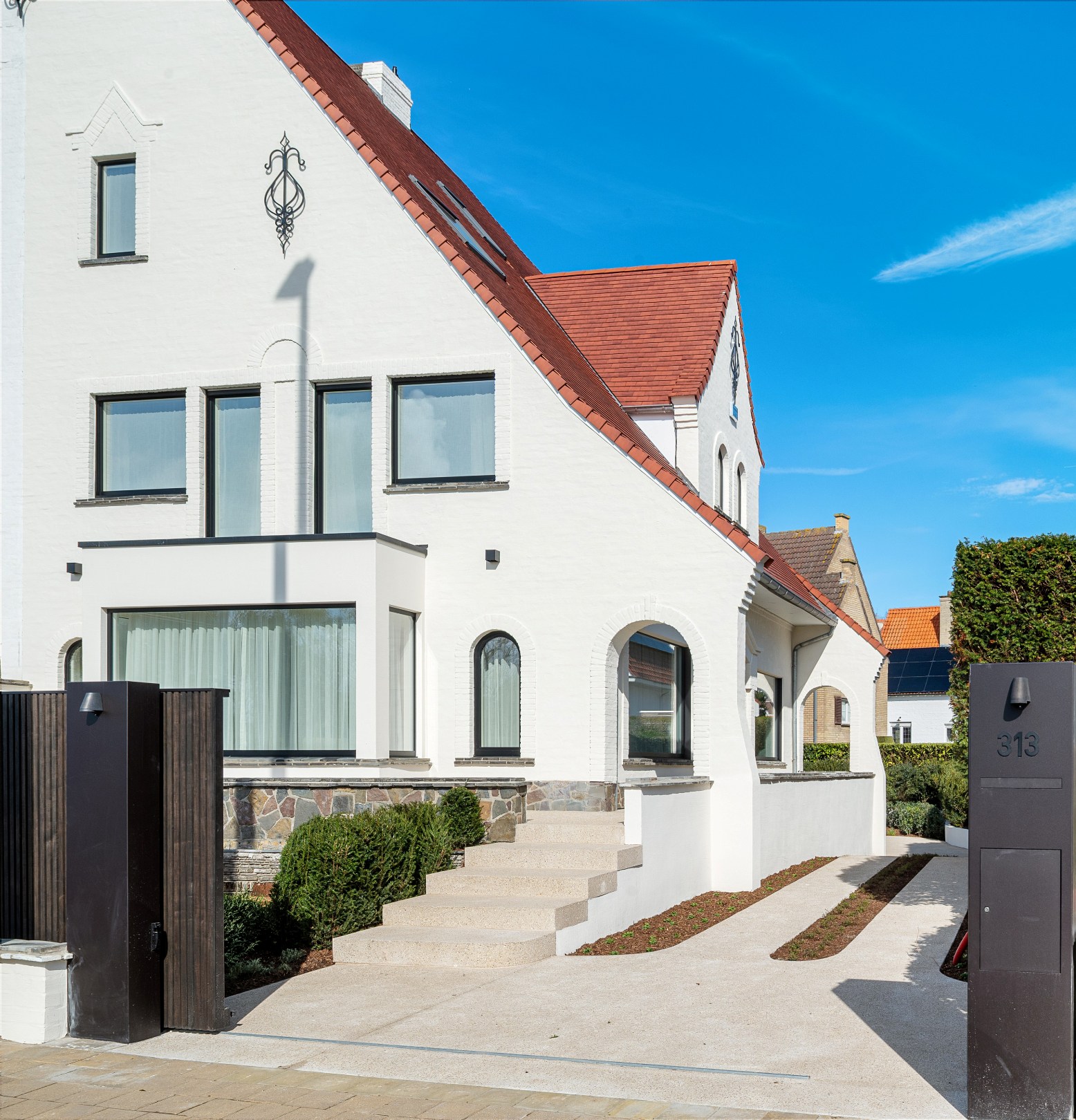 Op een uitmuntende locatie in Duinbergen, op wandelafstand van het strand en de duinen, bevindt zich deze prachtig en hoogwaardig gerenoveerde koppelvilla. 