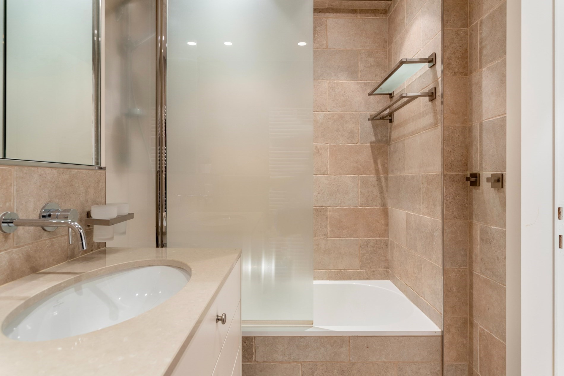 Appartement confortable d'une chambre avec vue frontale sur la mer, situé près de la place Rubens. 