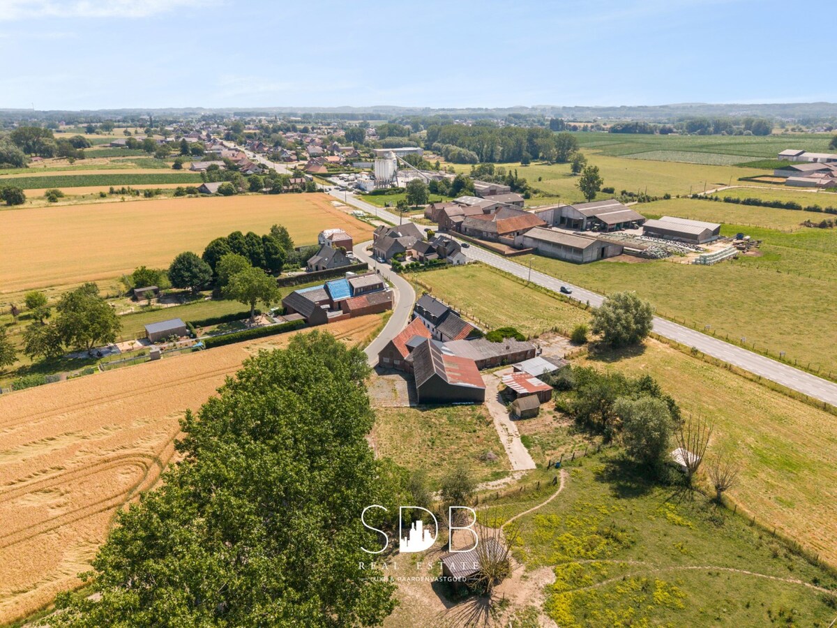 Charmante hoeve met bijgebouwen en graslanden op 1.5114m² 