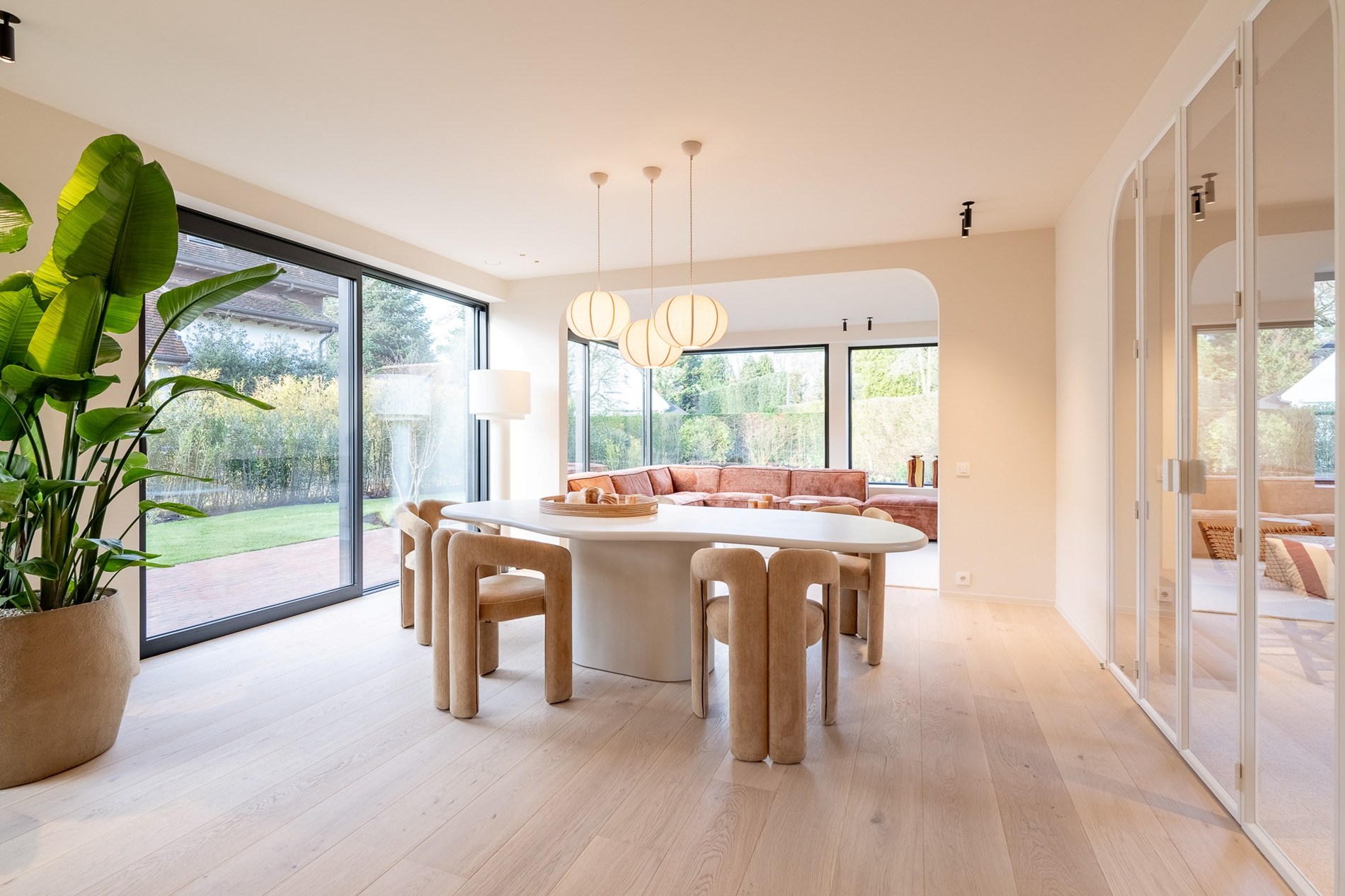 Luxueus gerenoveerde koppelvilla met zwembad in de Noordzeelaan te Knokke. 