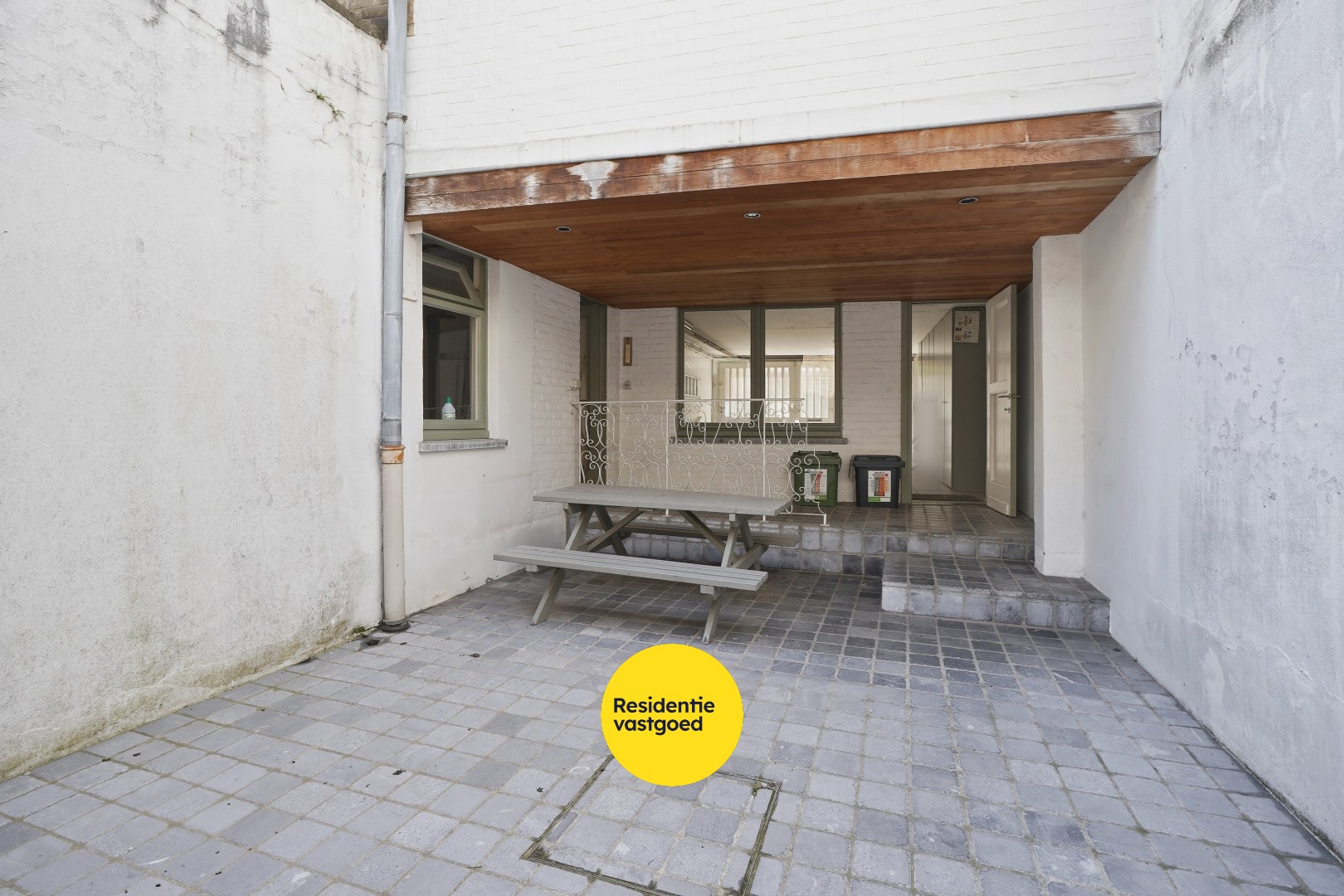 Multifunctionele woning met handelsruimte in hartje Veurne. 