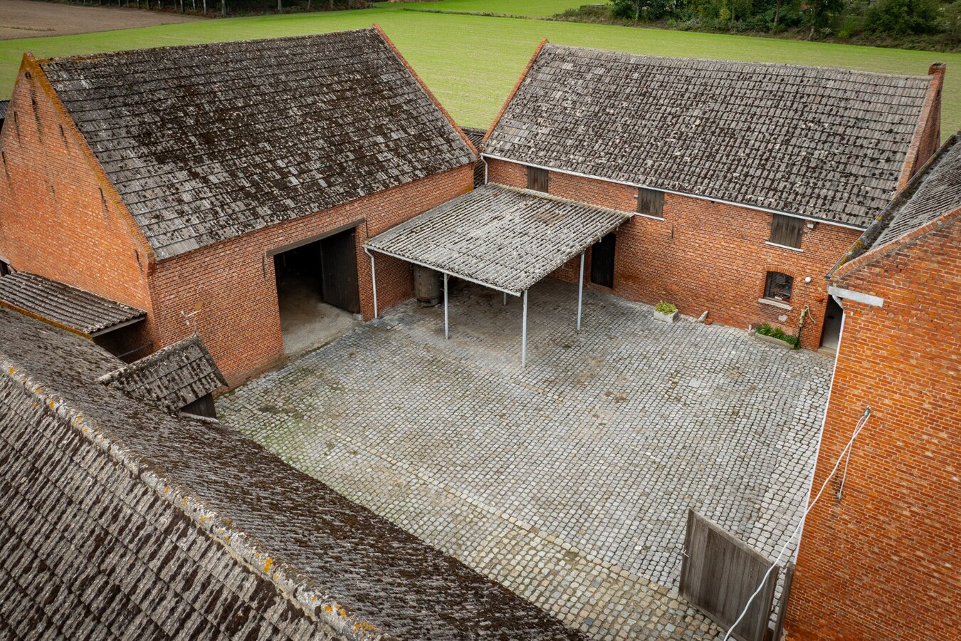 Farm to be renovated with stables and pastures on approximately 1.7 hectares in Herk-de-Stad. 
