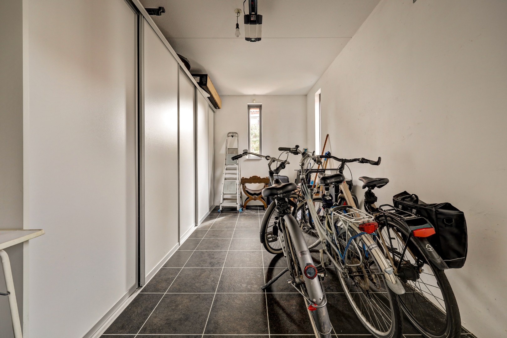 Luxe en royale 5-kamer 2-onder-1-kap woning met garage, eigen parkeerplaats, sauna én zonnige tuin op het zuiden en gelegen in een rustige straat! 