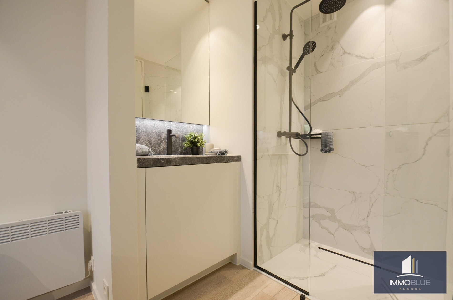 Penthouse entièrement rénové avec deux terrasses spacieuses (+/- 50 m²) situé à deux pas de la mer. 