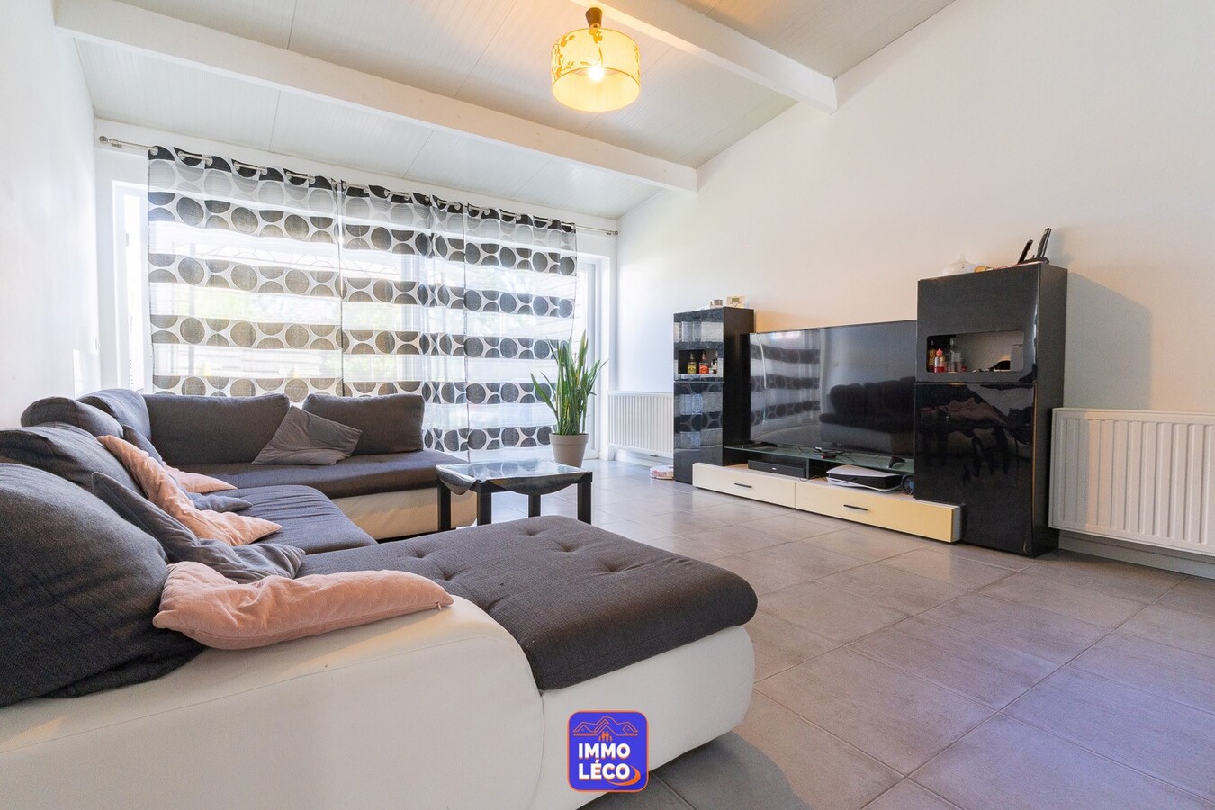 Maison rénovée avec beaux volumes et jardin. 