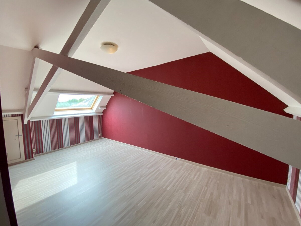 Verrassend ruime gezinswoning met garage, tuin en bijgebouw 