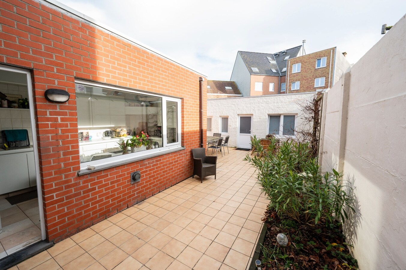 KNAPPE GEZINSWONING MET STADSTUIN NABIJ STRAND BREDENE 