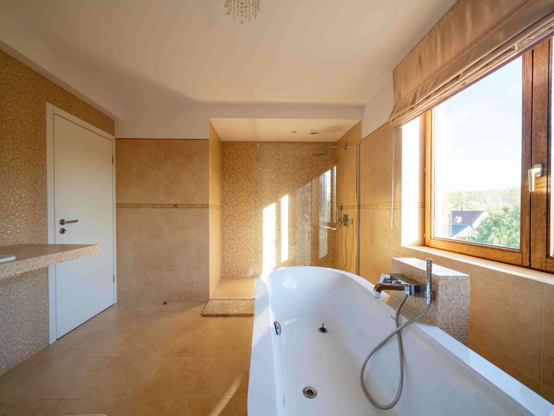 Zéér ruime energiezuinige woning met 4 kamers en bureau 