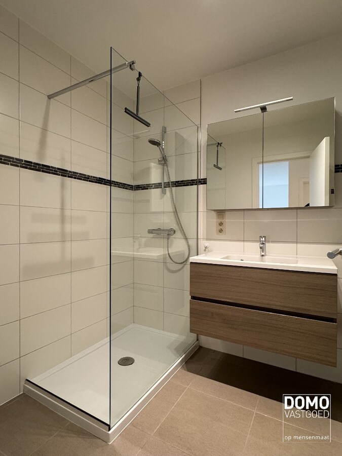 Ruim gemeubeld 2-slaapkamer appartement met terras in Kermt 