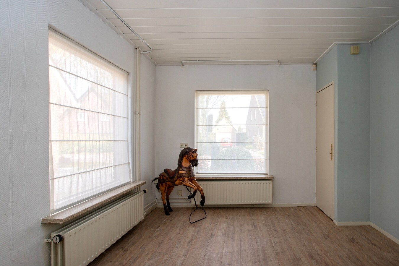 Vrijstaande woning, type landhuis met garage, carport, zwembad en 731 m2 grond. 