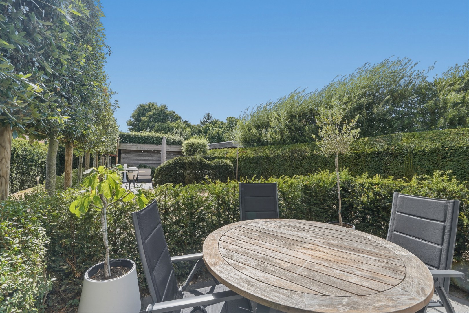 Moderne halfopen bebouwing met zonnige tuin en hoogwaardige afwerking 