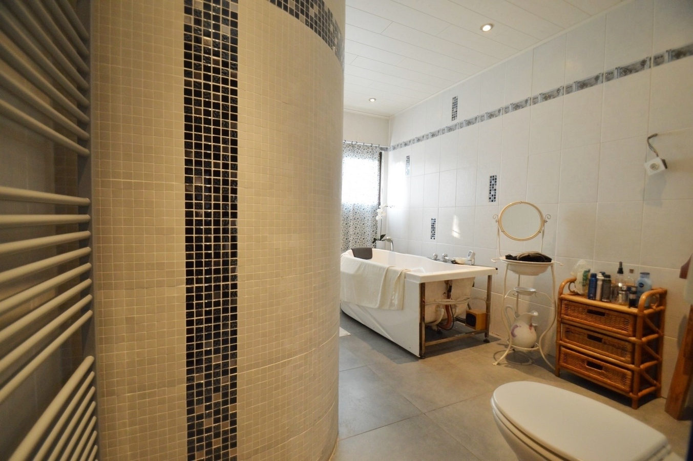 Verder te te renoveren gezinswoning met grote tuin - Lissewege 