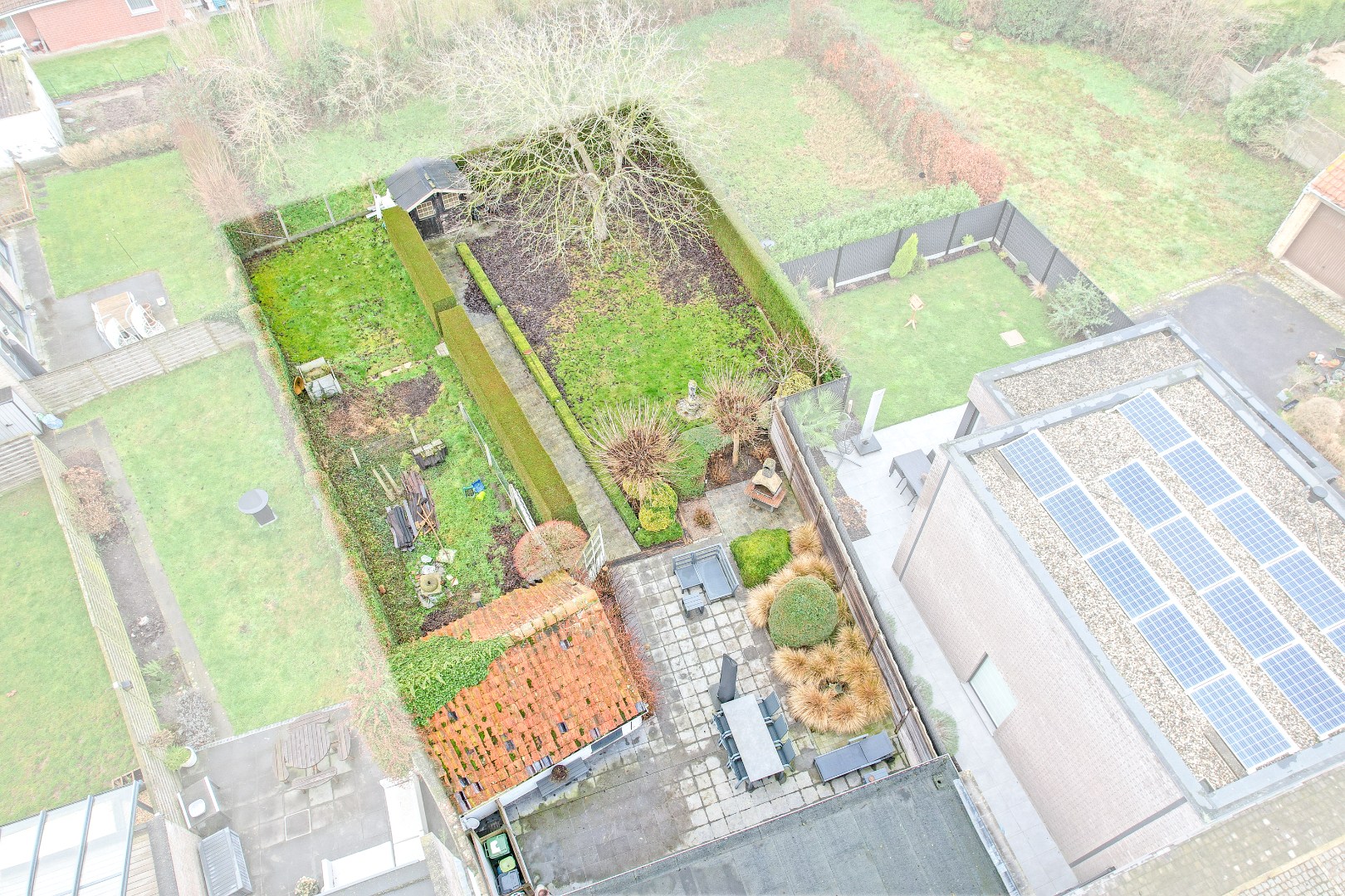 Ruime woning met zongerichte tuin op 554m². 