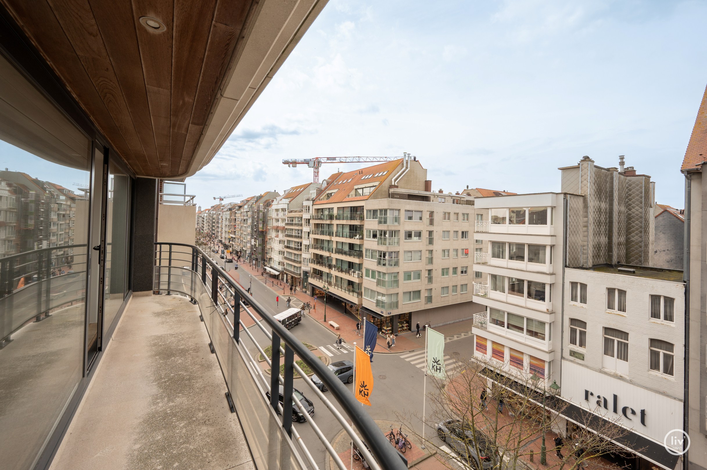 Dit charmante appartement onderscheidt zich door een uitzonderlijke gevelbreedte van maar liefst 9 meter en een ideale oriëntatie aan de zonnekant van de Lippenslaan. 