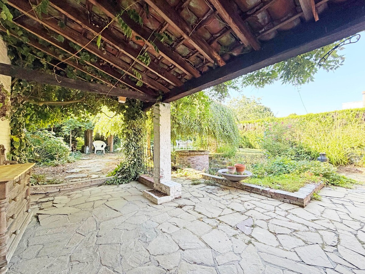 Ruime sixties villa op 3.630m² nabij dorpskern Steenhuize 