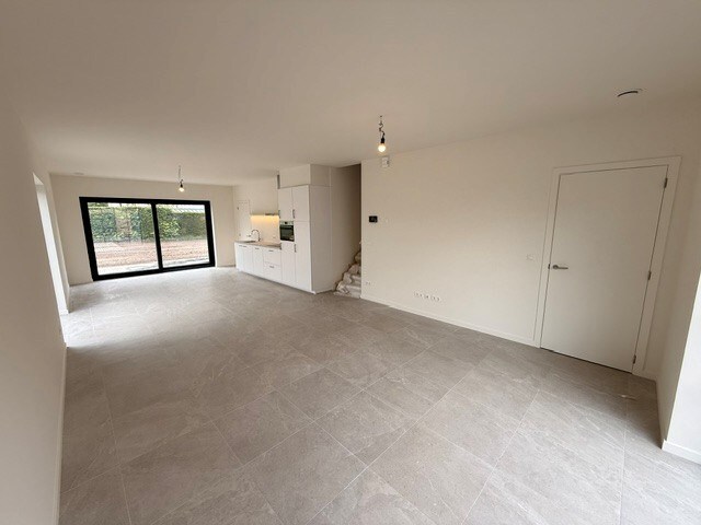 Halfopen nieuwbouwwoning met 4 slaapkamers gelegen te Opitter. 