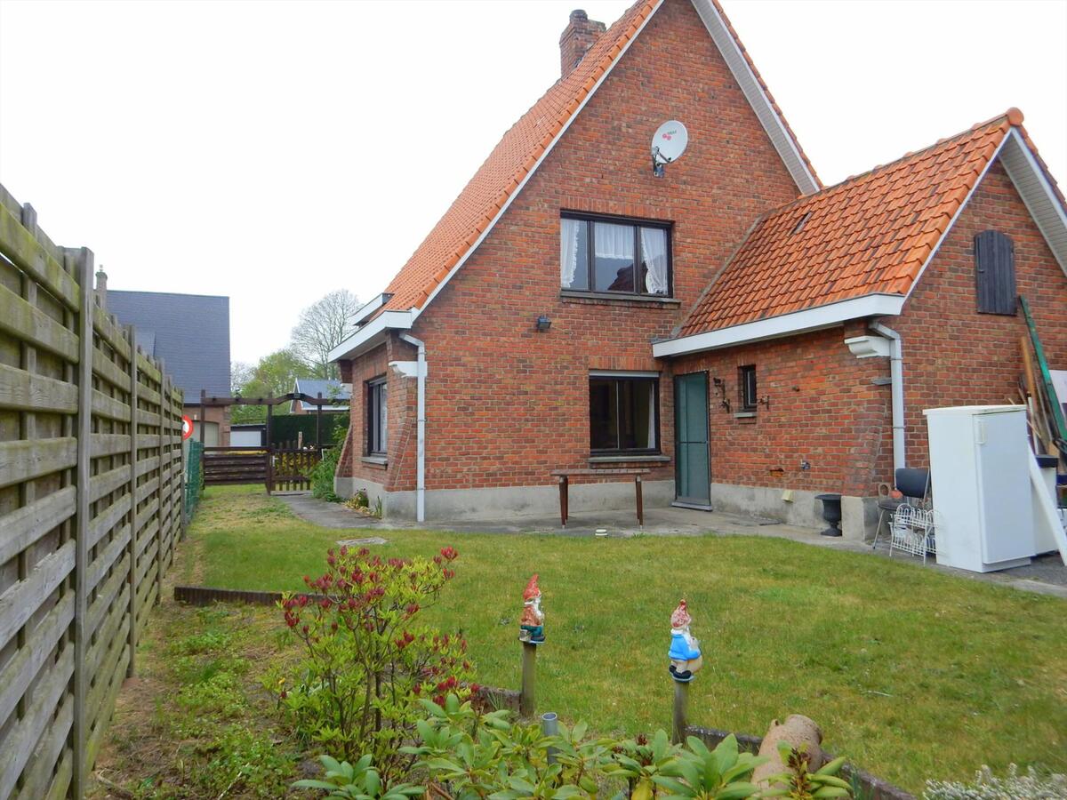 Alleenstaande woning met garage en mooie tuin 