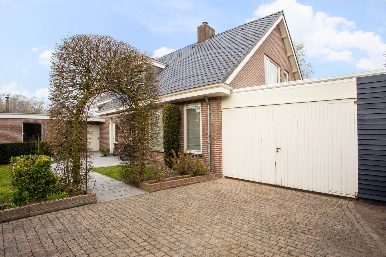 Vrijstaande woning, type landhuis met garage, carport, zwembad en 731 m2 grond. 