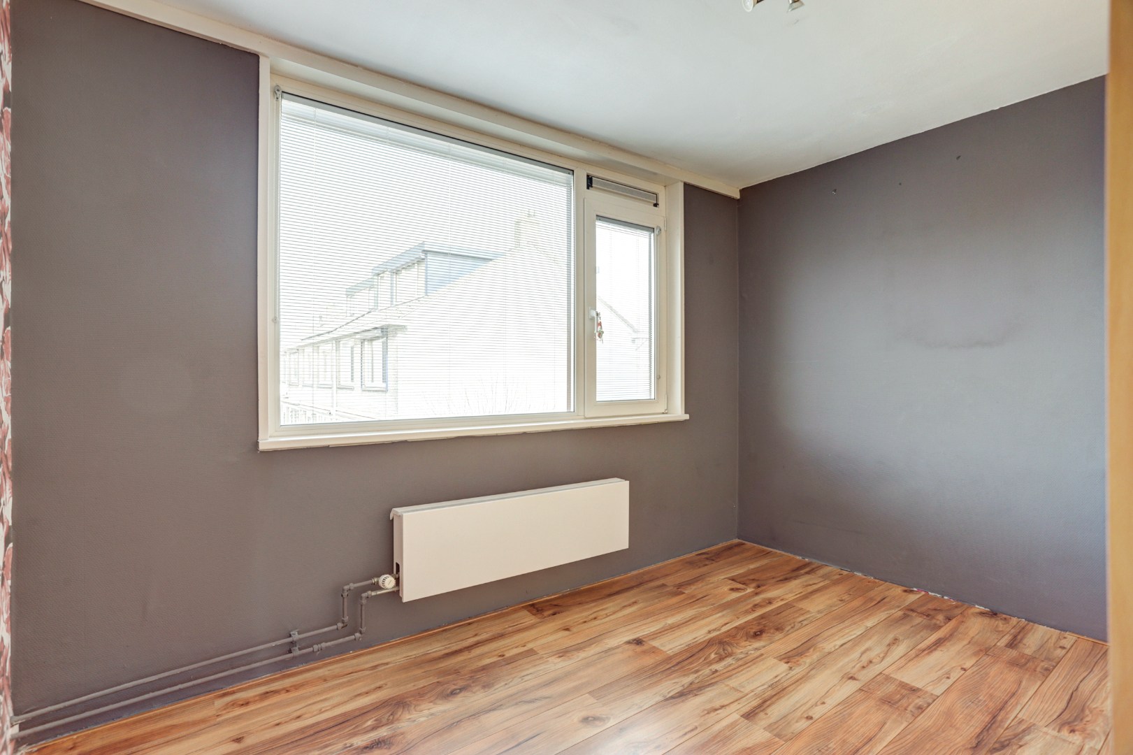 Ruime uitgebouwde 6-kamer hoekwoning met kunststofkozijnen, dakkapellen, grote tuin en eigen grond. 