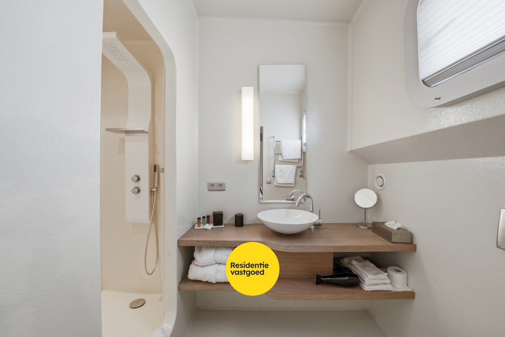 Unieke woonboot met B&amp;B en vergunde ligplaats in Plassendale 