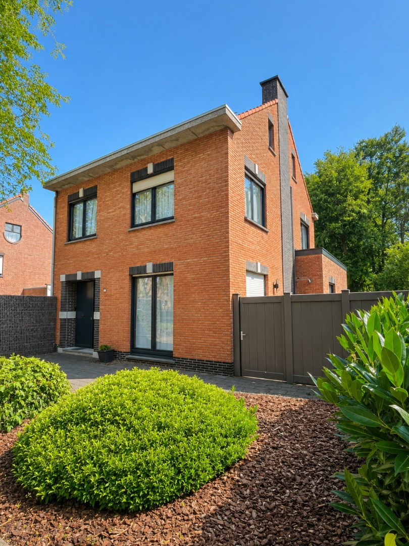 Gerenoveerde halfopen bebouwing met 4 slaapkamers, bureau, tuin en garage in Brasschaat 