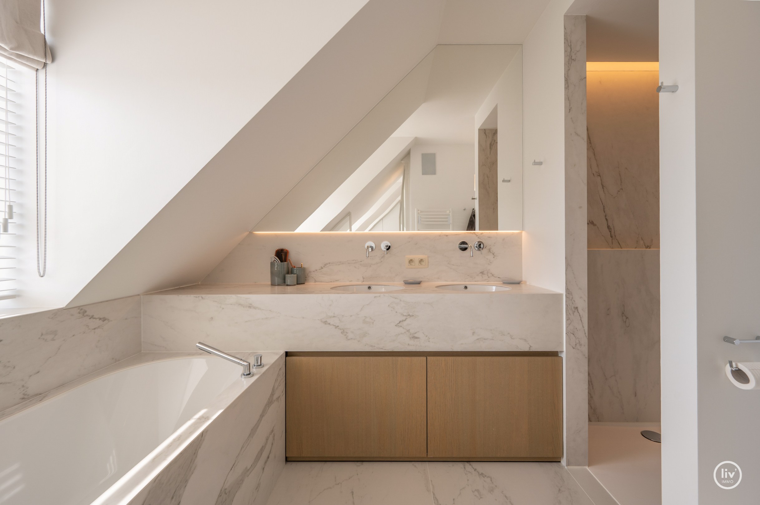 Appartement duplex unique avec 4 chambres dans une résidence récente au centre de Knokke. 