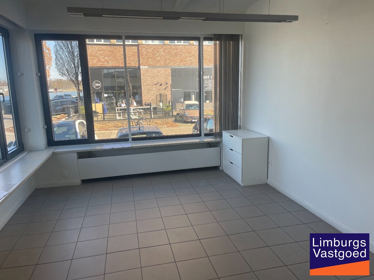 Industriële multifunctionele bedrijfsruimte van 1500m² in Hasselt met 2080 m² perceeloppervlakte en 50.00 parkeerplaatsen 