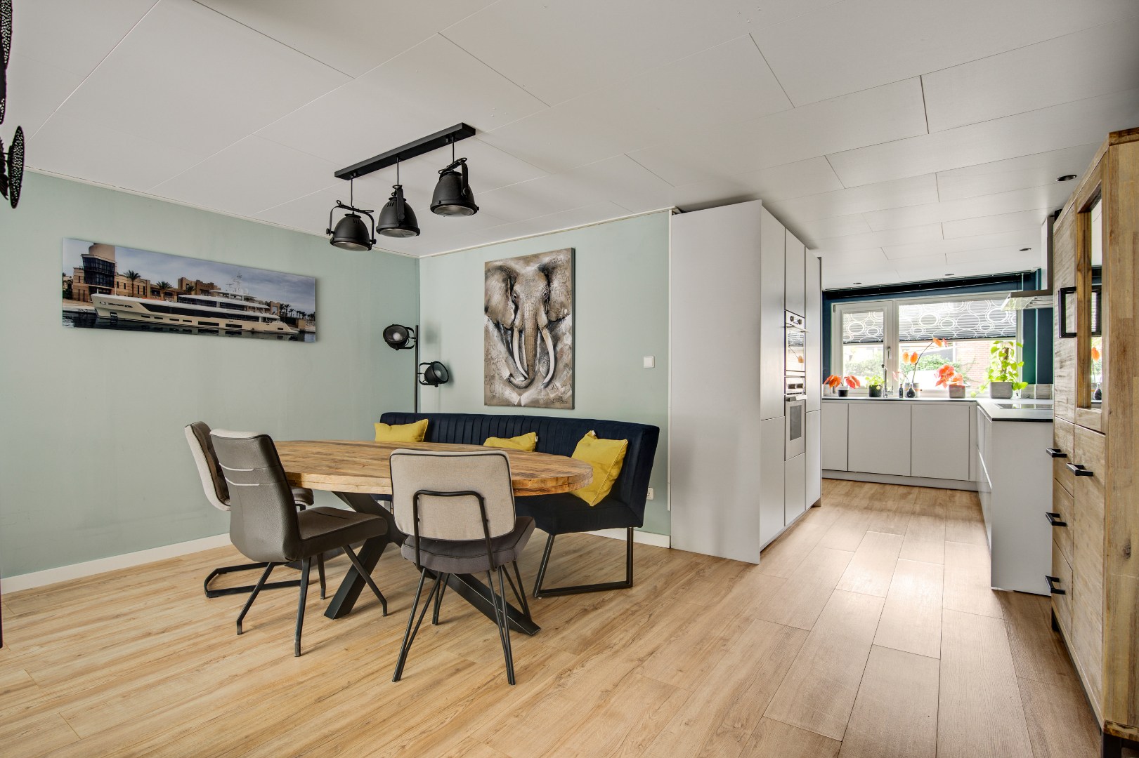Ruime Tussenwoning in Weert met 4 Slaapkamers, 2 Badkamers, Tuin op het Noordwesten en 2 Parkeerplaatsen - Bouwjaar 1981, 132m² Woonoppervlak 