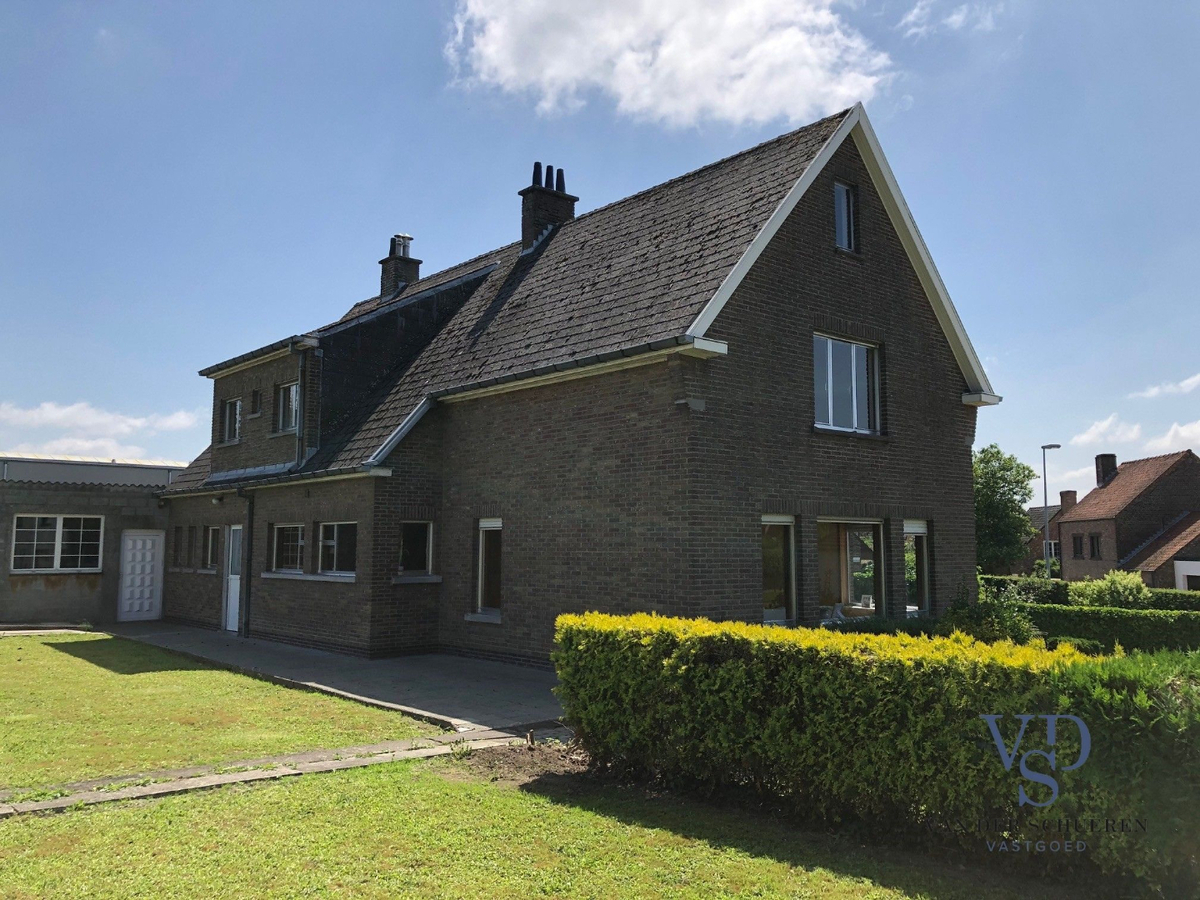 Degelijke, bijzonder ruime woning te Dikkelvenne. 