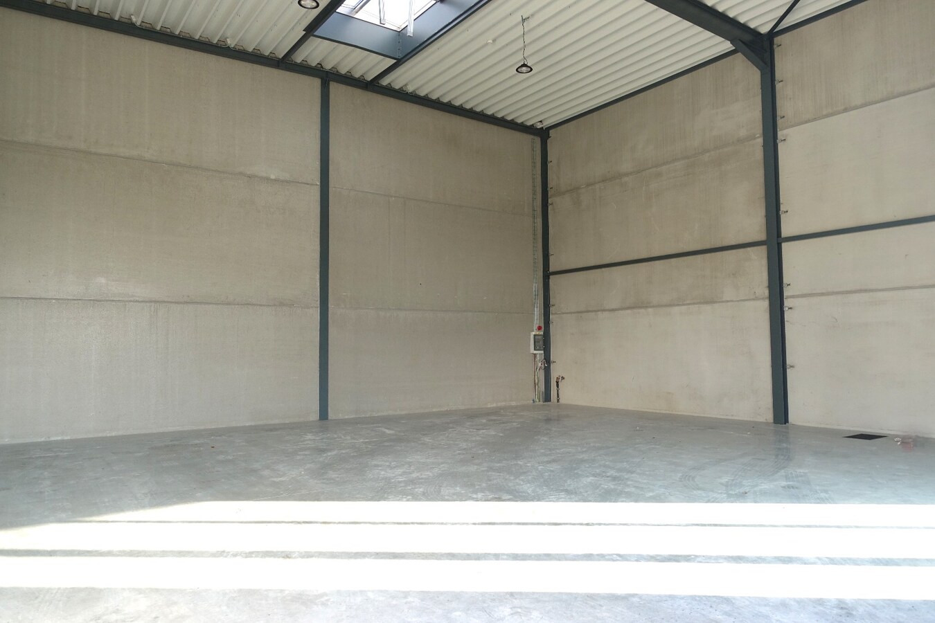 Loods te huur op uitstekende locatie. 