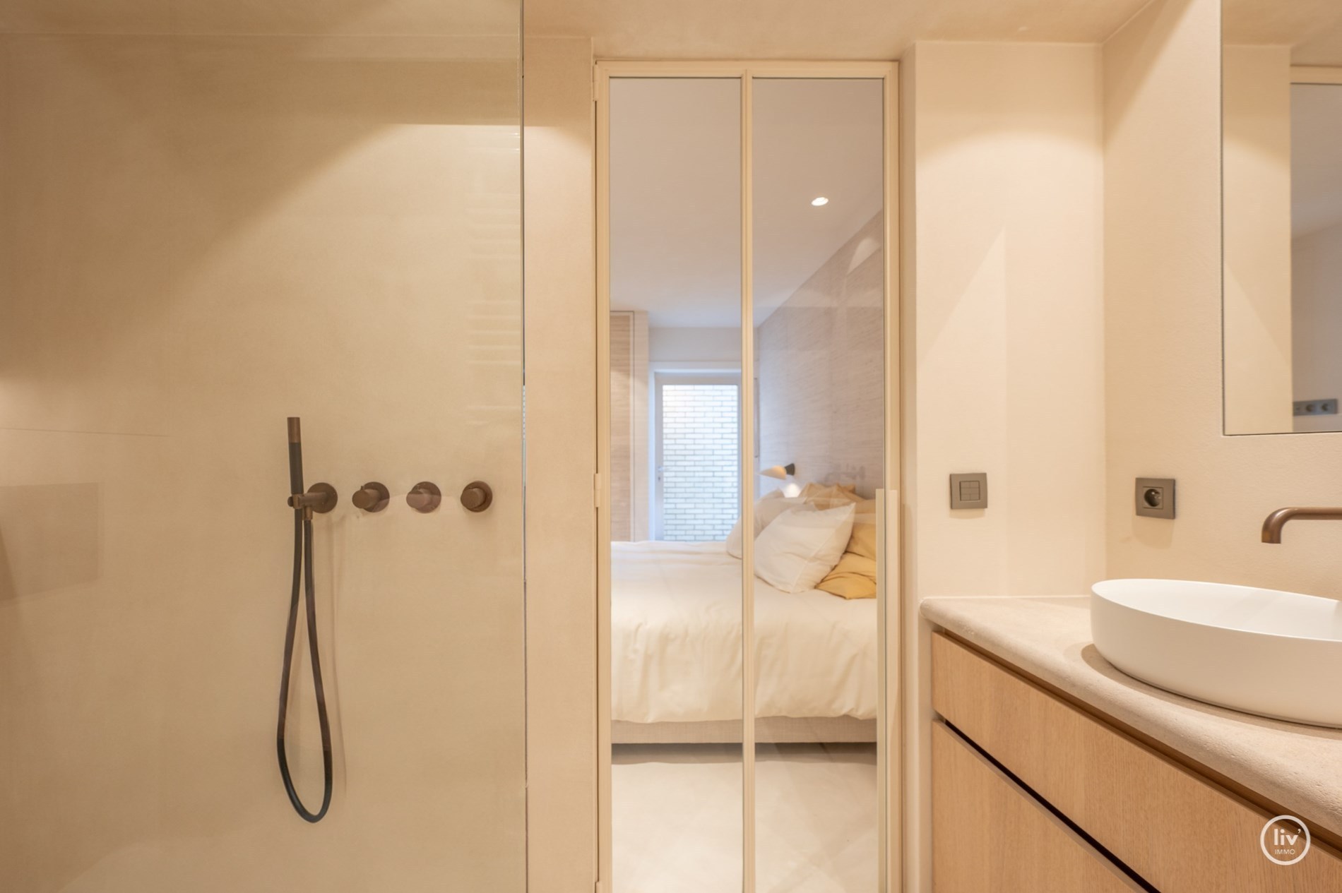 Appartement exceptionnellement rénové avec une largeur de façade impressionnante sur la digue - Knokke 