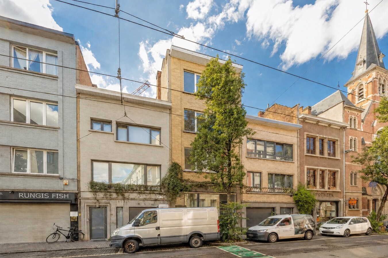 Gelijkvloerse handelsruimte met woonst en tuin te Antwerpen! 