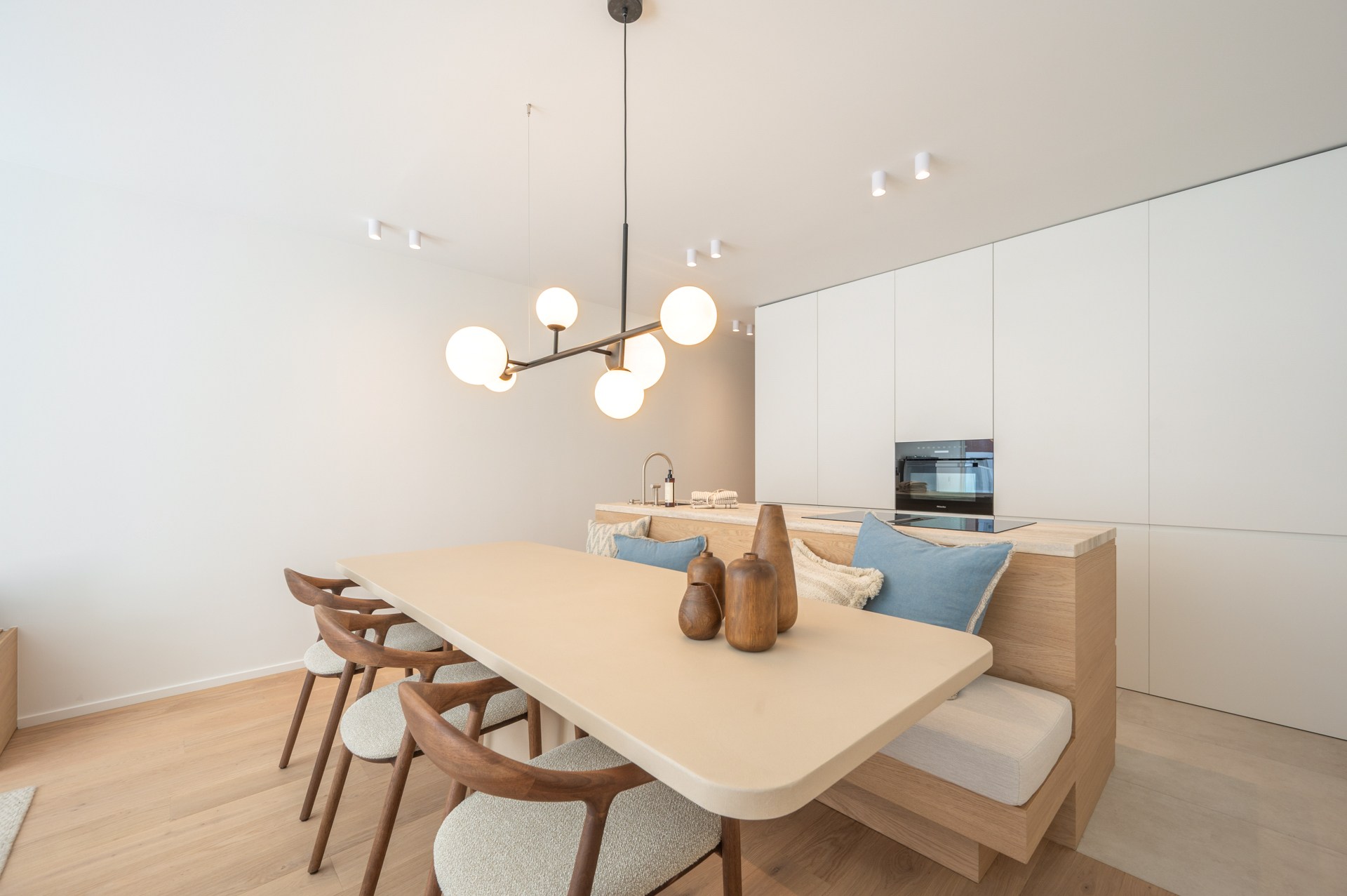 Appartement rénové de haut standing situé du côté ouest avec vue latérale sur la mer. 