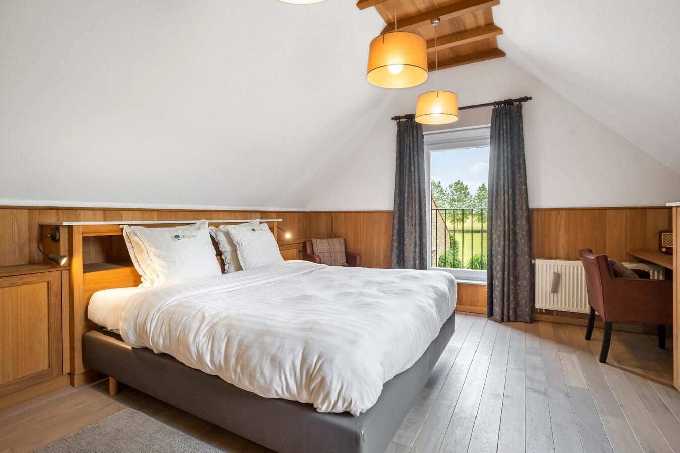 Unieke vierkantshoeve op toplocatie in Heuvelland te koop! 