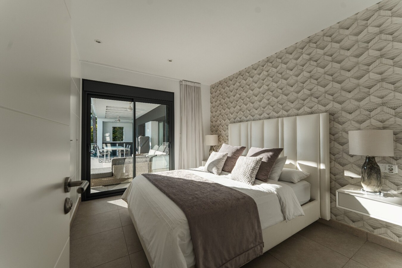 Deze uitzonderlijke villa biedt een unieke combinatie van luxe, volledige privacy en een prachtige zuidoriëntatie in het gegeerde Solpark. 