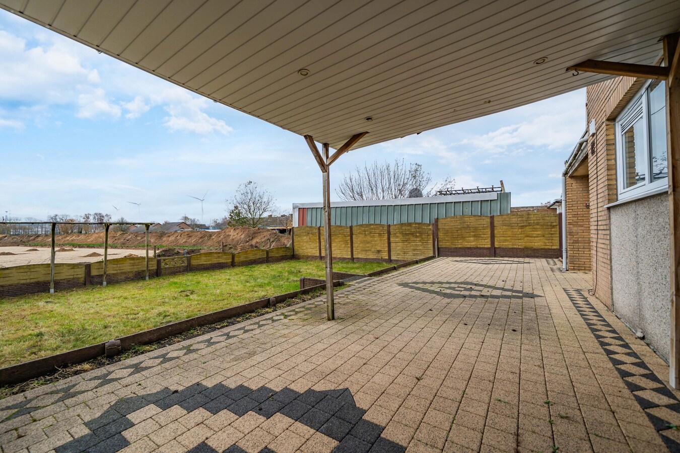 Woning met 3 (4) kamers, terras, tuintje, garage. 