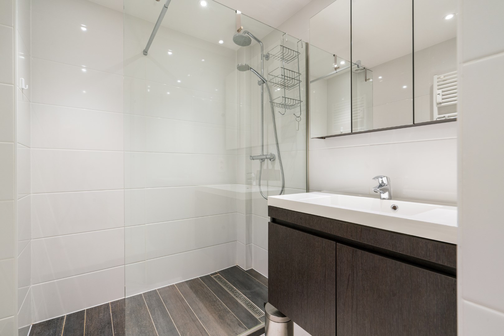 PRACHTIG GERENOVEERD 2-SLAAPKAMER APPARTEMENT OP TOPLIGGING 