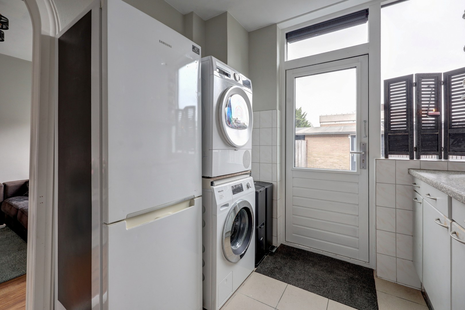 Lichte 4-kamer tussenwoning met eigen garage, 3 slaapkamers, onderhoudsvriendelijke tuin met berging en gelegen op eigen grond! 