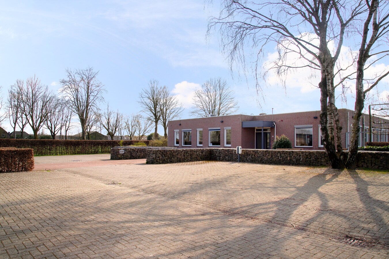 Vrijstaande representatieve kantoorruimte van circa 342 m2 met ruim voldoende parkeergelegenheid. (circa 20 plaatsen) 