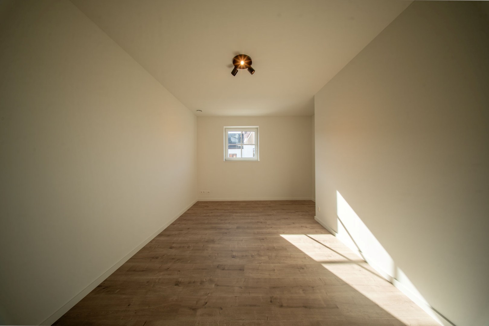 Stijlvolle en ruime nieuwbouwwoning met garage en tuin op 555 m² 